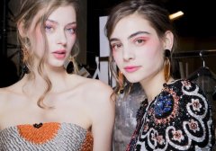 迪奥更多的体现了神秘与