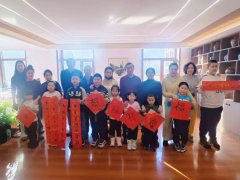 老师耐心地进行每一个步