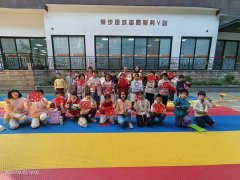 有的勾勒彩虹与花朵