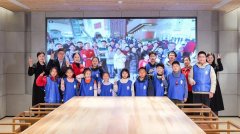 孩子们亲手触摸竹简的粗