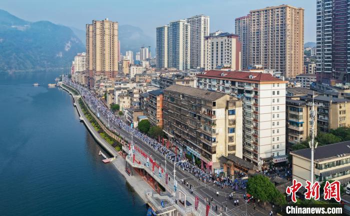 湖北长阳清江岸线半程马拉松：近8000名中外跑者