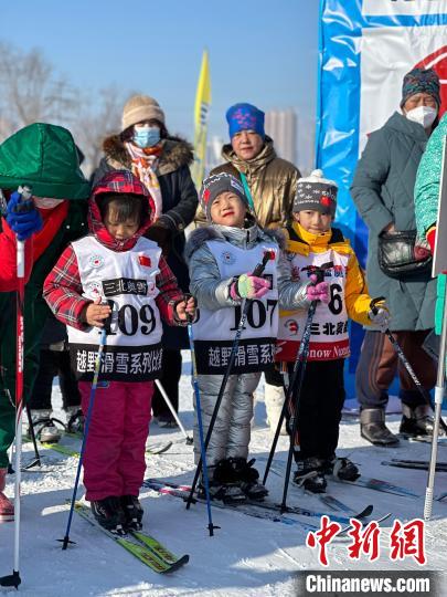 大庆首届短距离越野滑雪挑战赛圆满收官 300余名