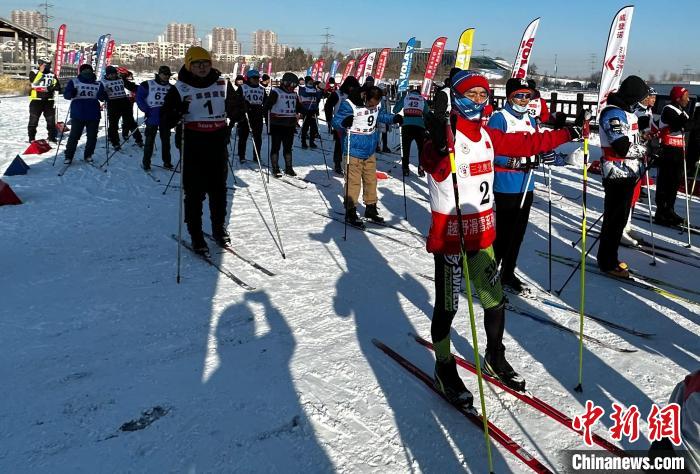 大庆首届短距离越野滑雪挑战赛圆满收官 300余名