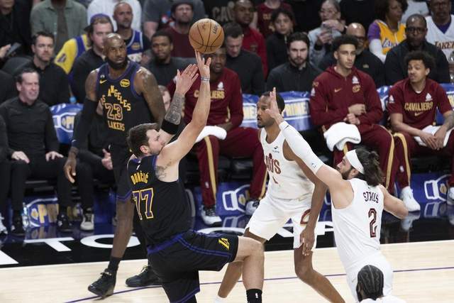 东契奇复出率队追分 骑士难挡湖人强势进攻